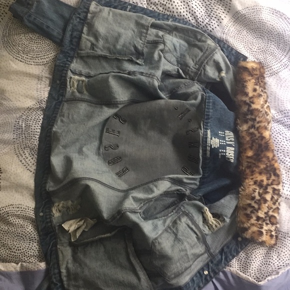 This is a jean jacket it’s called guns m roses 🌹 - Picture 2 of 4